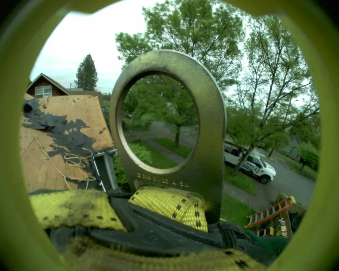 Roof edge with an unused lifeline and a ladder, flagged by the system